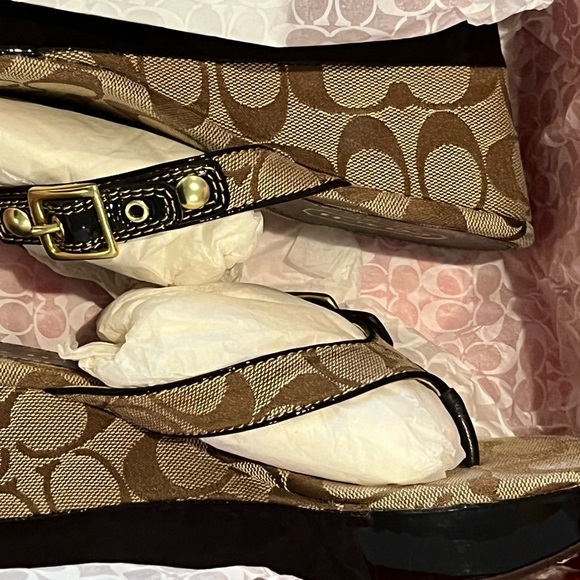 Coach Gracy wedge. Never worn. In box with all paper wrappings. 7.5 medium - Picture 3 of 7